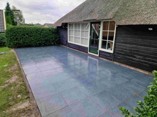 Aanleg keramisch terras in Giethoorn met 60x60 cm tegels – Hoveniersbedrijf Peter Dolfsma