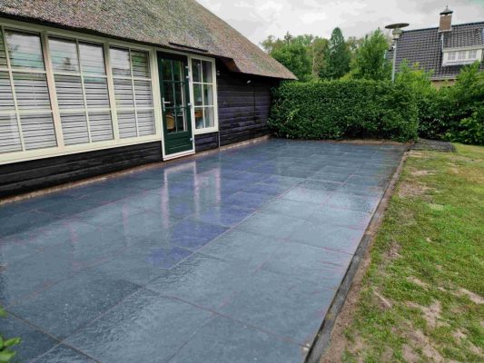 Aanleg keramisch terras in Giethoorn met 60x60 cm tegels – Hoveniersbedrijf Peter Dolfsma