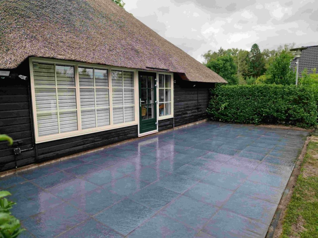 Aanleg keramisch terras in Giethoorn met 60x60 cm tegels – Hoveniersbedrijf Peter Dolfsma