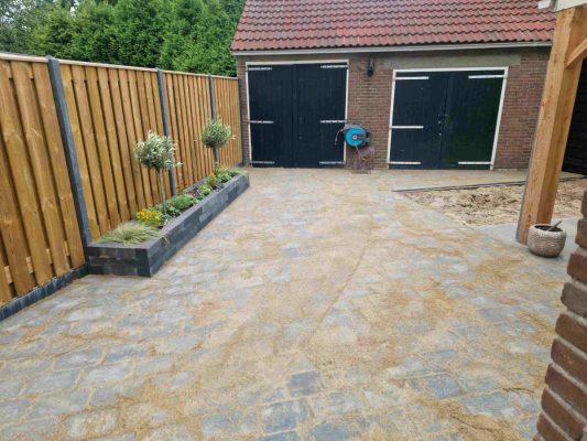 Aanleg terrasbestrating in Steenwijk – Hoveniersbedrijf Peter Dolfsma