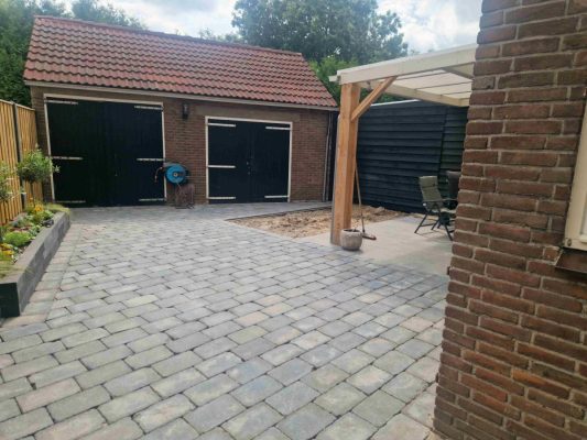 Aanleg terrasbestrating in Steenwijk – Hoveniersbedrijf Peter Dolfsma