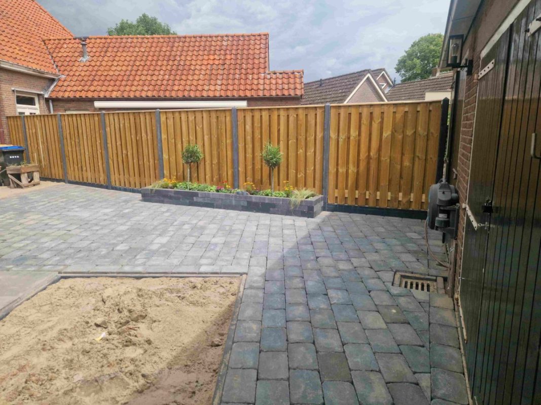 Aanleg terrasbestrating in Steenwijk – Hoveniersbedrijf Peter Dolfsma
