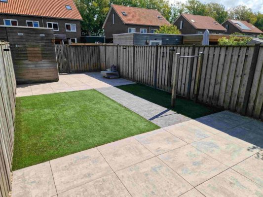 Aanleg terras met 80x80 cm tegels in Meppel – Hoveniersbedrijf Peter Dolfsma