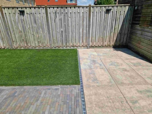 Aanleg terras met 80x80 cm tegels in Meppel – Hoveniersbedrijf Peter Dolfsma