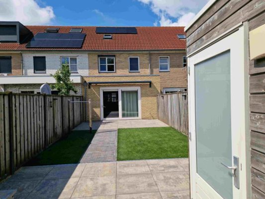 Aanleg terras met 80x80 cm tegels in Meppel – Hoveniersbedrijf Peter Dolfsma