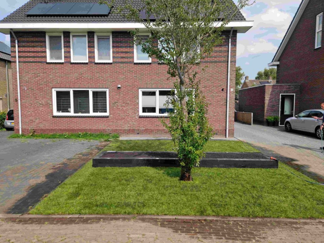 Voortuin aanleg in Giethoorn met nieuwe graszoden – Hoveniersbedrijf Peter Dolfsma