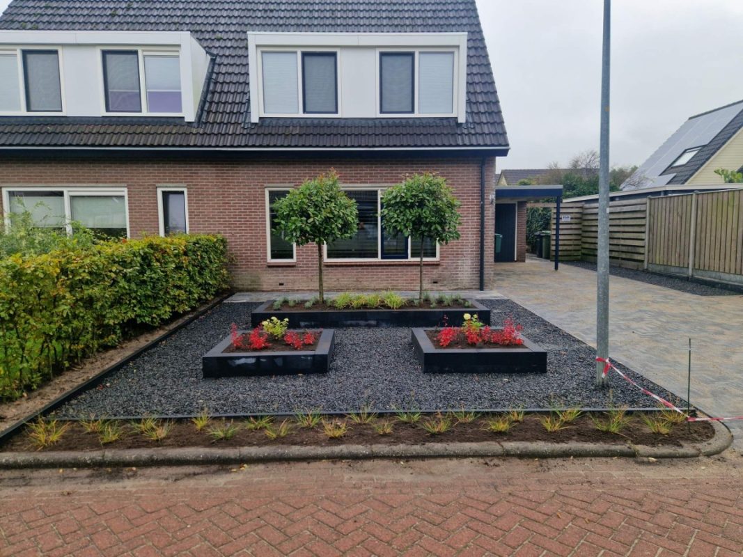 Voortuin aangelegd