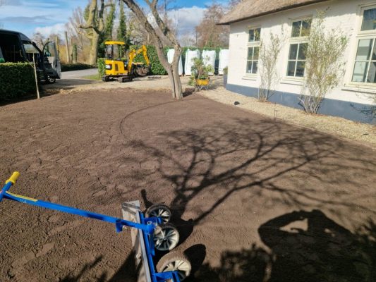 Voortuin Giethoorn met sedummat en boomschorsmulch – overzicht.