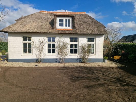 Voortuin Giethoorn met sedummat en boomschorsmulch – overzicht.