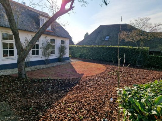 Voortuin Giethoorn met sedummat en boomschorsmulch – overzicht.