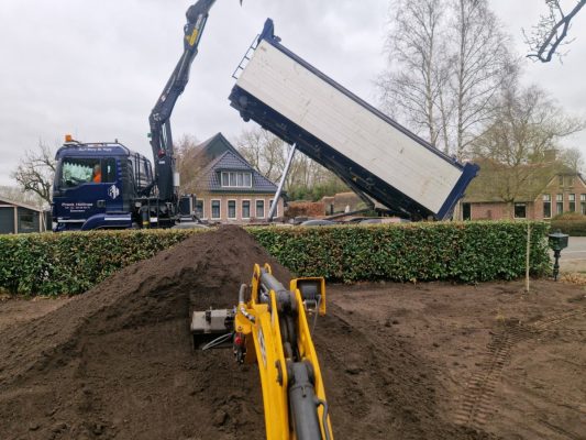 Voortuin Giethoorn met sedummat en boomschorsmulch – overzicht.