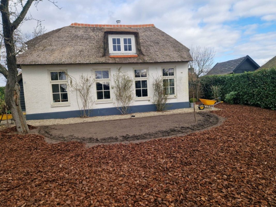 Voortuin Giethoorn met sedummat en boomschorsmulch – overzicht.